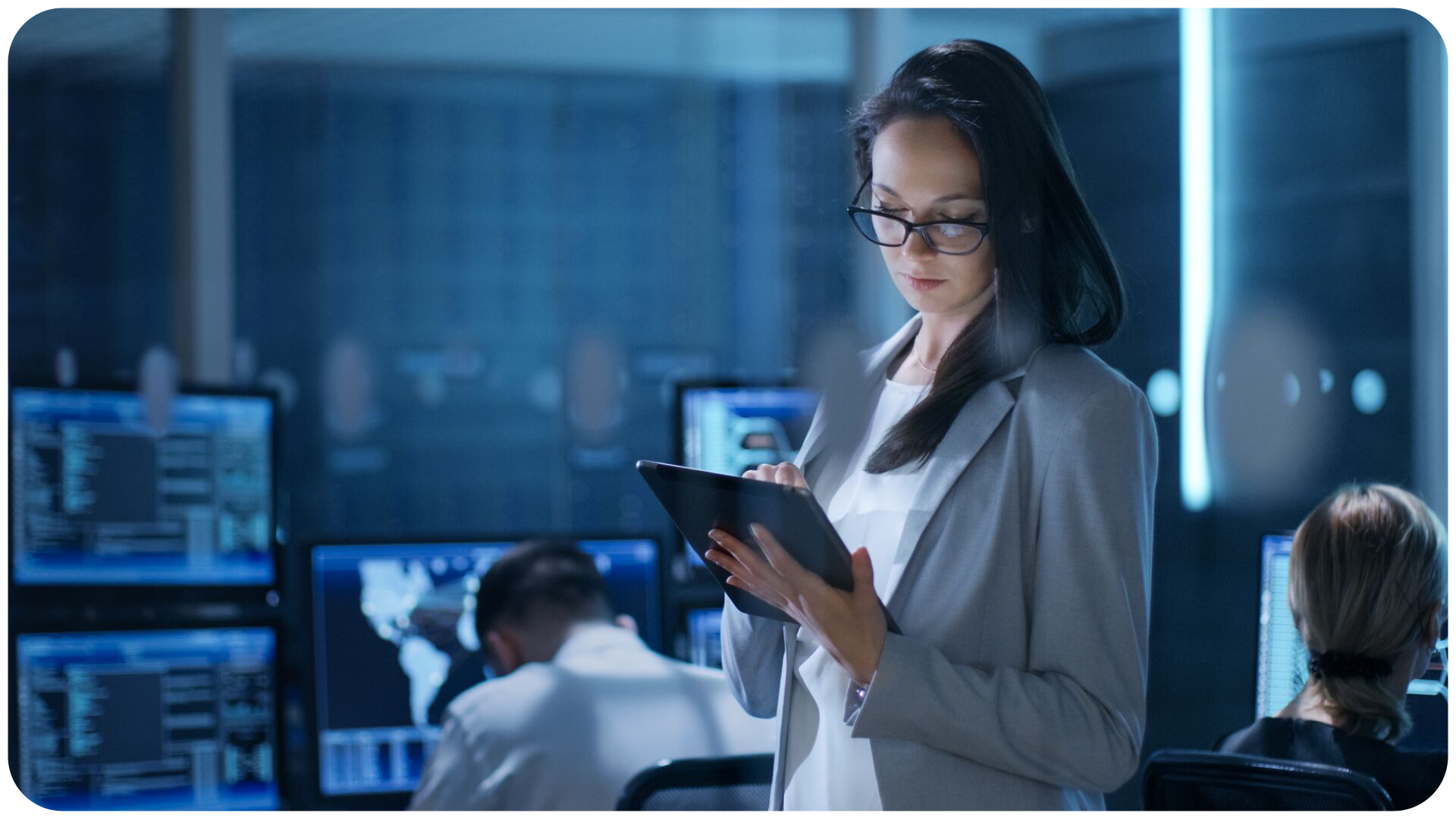 A woman taking a HIMSS educational course on a tablet.